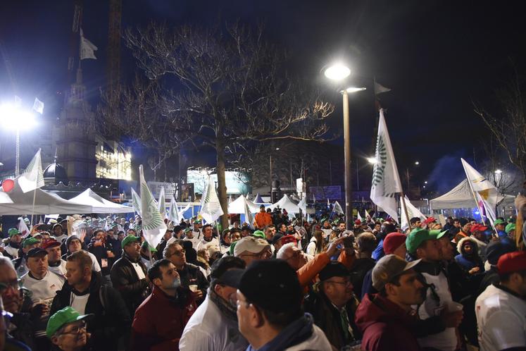 18 h 30. Les manifestants ont envahi la place de la porte de Versailles devant l’entrée principale du Sia. La soirée se déroule dans une ambiance conviviale.