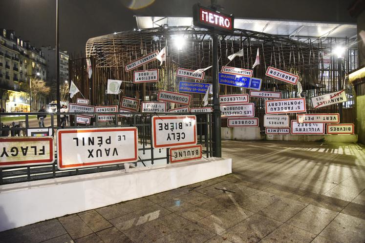 21 heures. Des panneaux d’entrée de communes sont installés sur la clôture du parc des expositions.