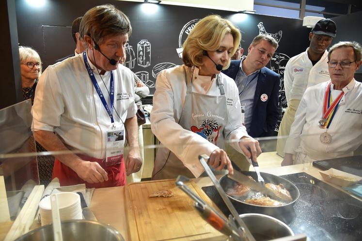 Paris, Porte de Versailles, lundi 26 février. L'inauguration officielle a débuté par une préparation culinaire de filets de poule de Houdan avec des ingrédients franciliens. 