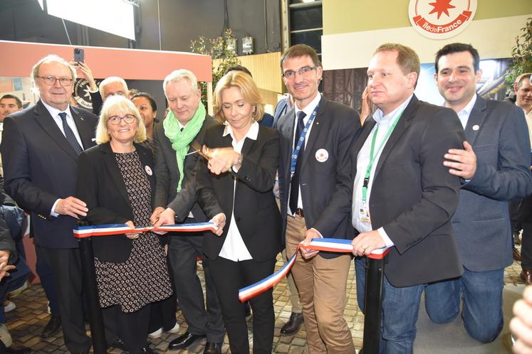 Valérie Pécresse coupe le ruban inaugural entouré du sénateur Pierre Cuypers, du président de la Semmaris, Stéphane Layani, de la vice-présidente de la Région en charge de l'agriculture et de l'alimentation, Valérie Lacroute, du conseiller régional délégué à la marque, Sébastien Dromigny, du président de l'association Agriculteurs en Île-de-France, Damien Greffin et du président de JA région IDF, Clément Torpier.