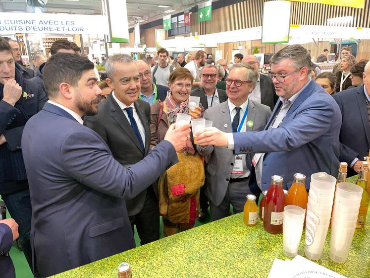 Le 28 février, à Paris. Un arrêt au stand Baïo a permis aux officiels de trinquer avec son pétillant de pomme qui venait d'obtenir une médaille d'or au concours général.