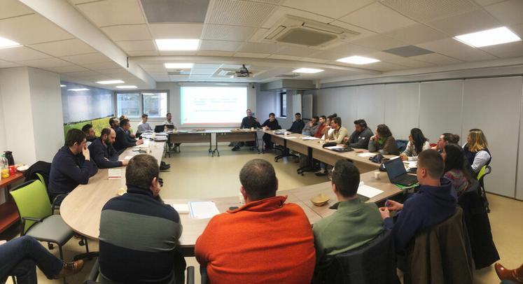 Salle comble à la Cité de l'Agriculture avec plus de vingt-cinq JA rassemblés pour le rapport d'orientation.