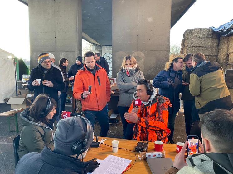 Manifestation d'agriculteurs sur l'A4 fin janvier 2024. Sur l'A4, le site a accueilli en direct RTL matin mercredi 31 janvier en présence d’Amandine Bégot. Parmi les agriculteurs qui ont pris la parole, le secrétaire général de la FDSEA 77, Samuel Vandaele.