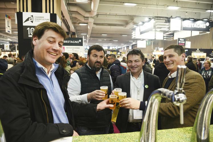 Les représentants de la chambre d'Agriculture et de la Safer du Loiret sont venus goûter à la bière loirétaine.