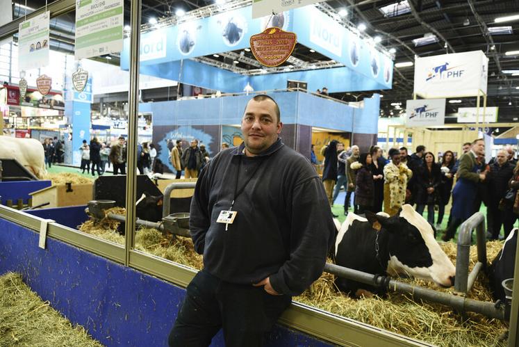 Dans le pavillon 1, Sébastien Bonnamy, éleveur à Cléry-Saint-André, a fait concourir deux de ses vaches prim'holstein. Sunset EHB est arrivée 9e sur 12 dans la catégorie premier veau et Paris EHB, 8e sur 13 dans la catégorie troisième veau.