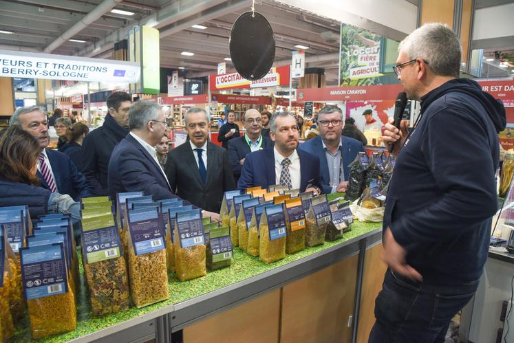 La visite officielle est l'occasion pour les producteurs, comme ici Sébastien Lucas (pâtes Pastéole), d'expliquer leur démarche.