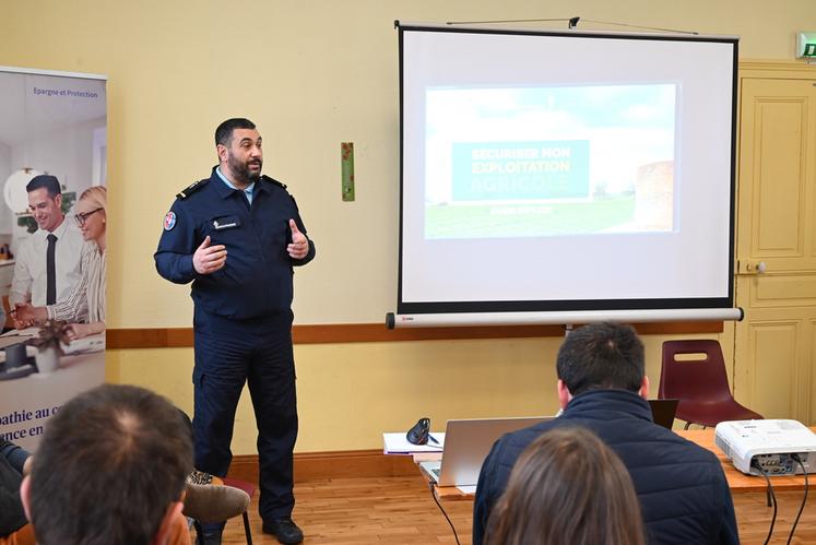 L'adjudant Kamel Mebarkia a livré ses conseils aux agriculteurs afin d'éviter le plus possible les vols.