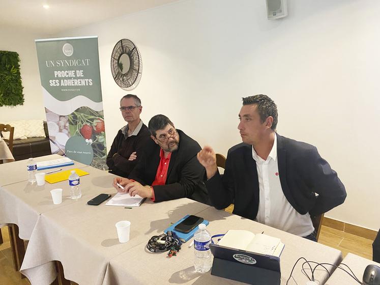 Chailly-en-Bière, vendredi 9 février. Le président cantonal, Olivier Thuegaz, entouré de son trésorier, Gérard Juquel, et du secrétaire général de la FDSEA 77, Samuel Vandaele. 