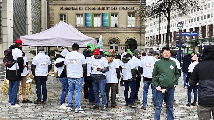 Vendredi 1er mars, à Paris. Les producteurs bio de la région Île-de-France ont mené une action devant le ministère de l'Économie et des Finances.