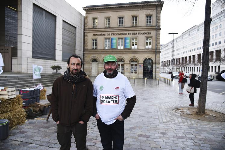 Antoine et Olivier, producteurs bio en polyculture à côté de Coulommiers (Seine-et-Marne) : « Nous sommes là pour manifester notre préoccupation sur l'avenir du bio ».