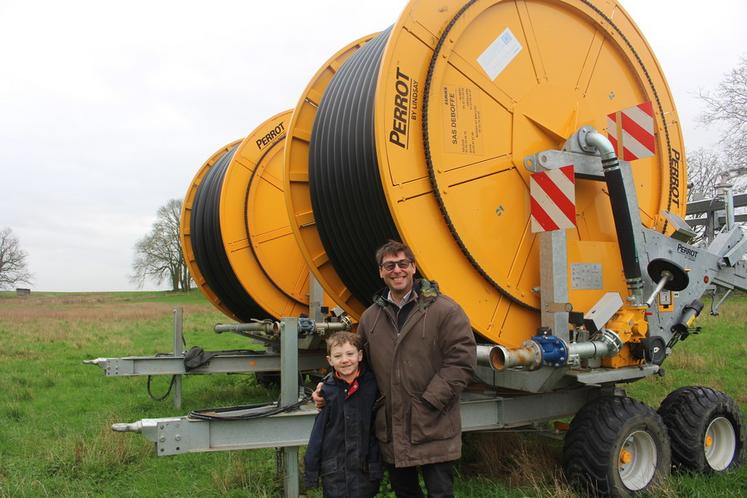 Xavier Leroy, ici avec son fils Wandrille, a pu installer l’irrigation sur son exploitation grâce à une démarche collective en Cuma.