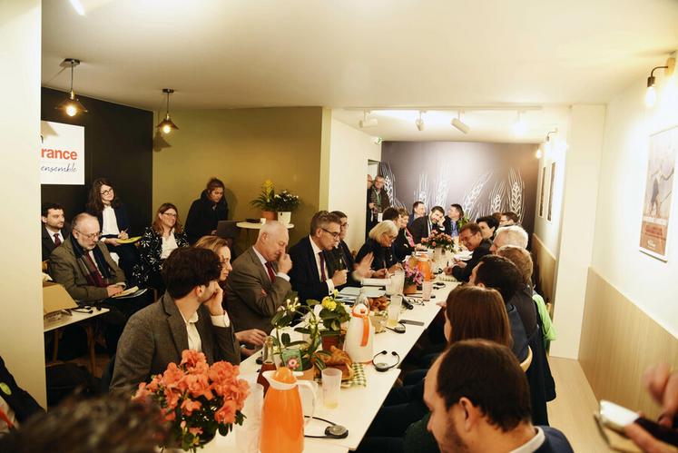 Mardi 27 février, au Sia, à Paris. Marc Guillaume, préfet d'Île-de-France, Pierre Oury, préfet de Seine-et-Marne, et Philippe Court, préfet du Val-d'Oise, en réunion au pavillon de la région Île-de-France.