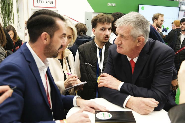 L'ancien candidat à la présidentielle Jean Lassalle est allé à la rencontre des Jeunes agriculteurs. « Les JA m'ont fait part de leur projet pour 2050 [… ]. Je pense qu'il y a une alchimie à reconstruire et je suis très positif sur l'avenir », a-t-il déclaré à l'issue de la rencontre.