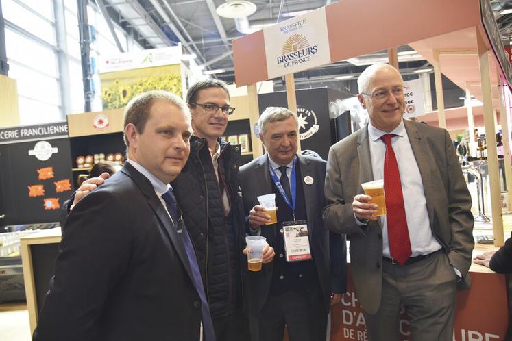 Guillaume Lefort, Cyrille Milard, Jean-François Parigi et Pierre Ory dégustent une bière de la Brasserie Rabourdin, double médaillée d'or au Concours général agricole. 