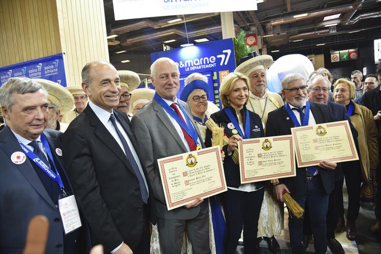 Chapitre de la Confrérie du Brie de Meaux en présence du maire de la cité meldoise et du président du Département. 