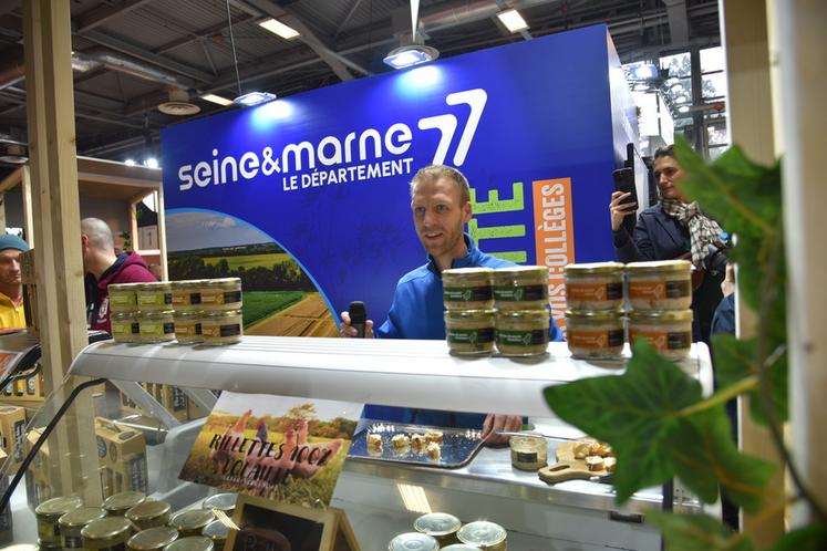 Différents producteurs, comme ici Mathieu Dano, aviculteur à Villemareuil, étaient présents.