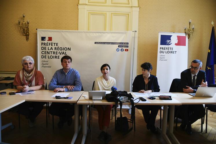 Vendredi 1er mars, à Orléans. La préfète Sophie Brocas (au c.) a expliqué en détail les modalités des permanences agricoles à l'échelle du département.