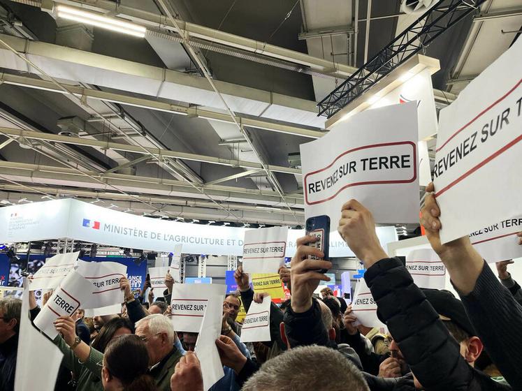 Paris, porte de Versailles, vendredi 1er mars. Les manifestants ont fortement perturbé la visite des ministres Marc Fesneau et Christophe Béchu sur les stands du ministère et en lien direct.