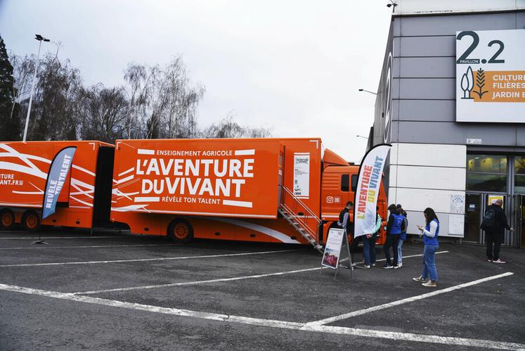 Après une pause au Sia, le camion L'Aventure du vivant, qui vise à mieux faire connaître les métiers et formations agricoles, poursuit sa tournée en Île-de-France.