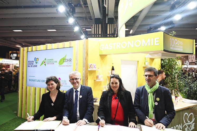 Mardi 27 février, à Paris. Un nouveau Cap* filière horticulture-pépinière en région Centre-Val de Loire a été signé au Salon de l'agriculture, pour quatre années, de 2023 à 2027.