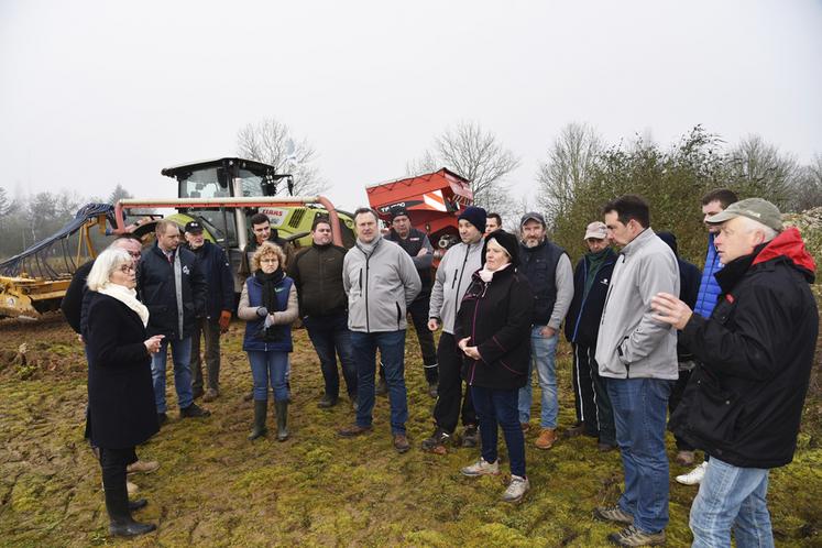 Darvault, lundi 11 mars. Les agriculteurs échangent avec la présidente de la communauté de communes, Valérie Lacroute, signataire de la convention d'occupation temporaire de la parcelle.