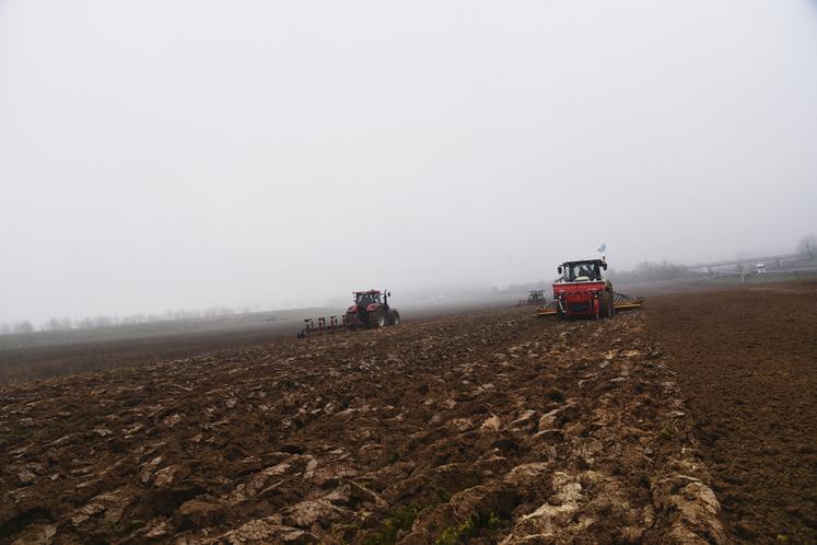 Le chantier, le long de l'A6, s'est tenu par temps de brouillard. Si une vingtaine d'exploitants agricoles étaient présents sur le chantier, cinq chauffeurs de tracteur ont œuvré : François Beaucaire, Damien Chardon, Éric Darville, Romain Plouvier et Nicolas Durand.