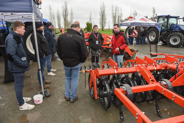 Mardi 12 mars, à La Bourdinière-Saint-Loup. La première des deux journées Lecoq-Kuhn a été réservée aux techniciens et commerciaux du groupe. 