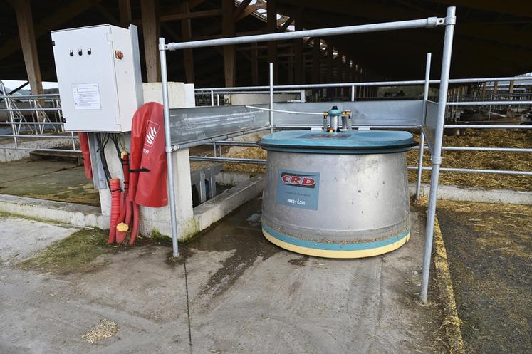 Des robots ont été introduits à de nombreux postes. Celui-ci gère la table d'alimentation du bâtiment principal. 