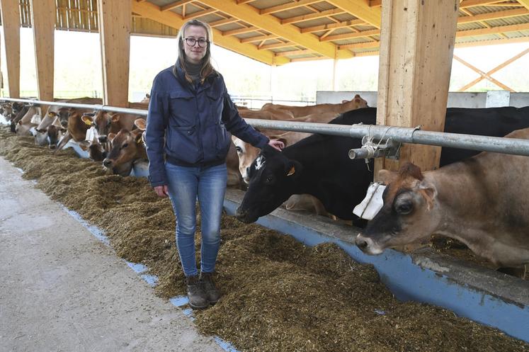 À La Boissière-École (Yvelines), le 14 mars. La responsable d'élevage de la Ferme de la Tremblaye, Bérénice Giot, a largement participé à la conception des nouveaux bâtiments de l'atelier bovin.