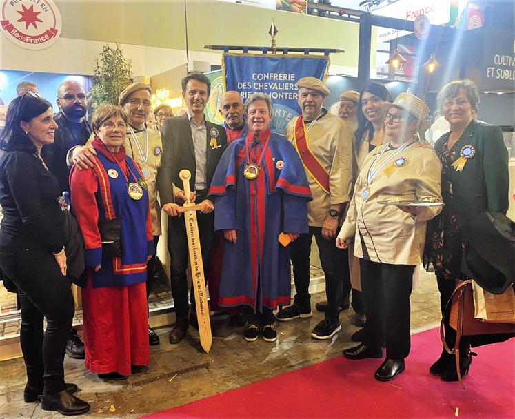 Paris, jeudi 29 février. La toute jeune Confrérie du brie de Montereau avec ses confrères de Melun.