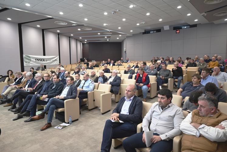 Vendredi 15 mars, à Blois. Plus d'une centaine de personnes ont participé à l'assemblée générale de la FNSEA 41, présidée par François-Xavier Rone.