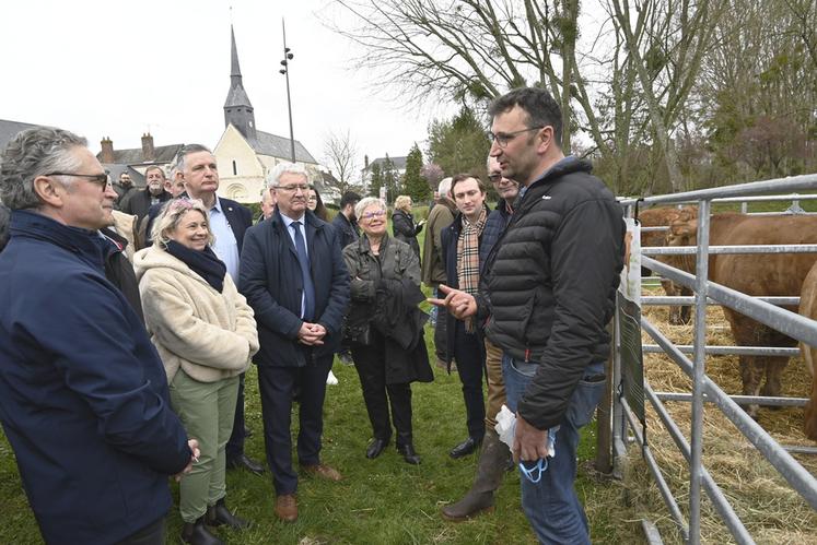 Durant la visite officielle, Philippe Gouet, président du Département, ainsi que d'autres élus locaux, dont Christophe Marion, député de Loir-et-Cher, étaient présents pour échanger avec les éleveurs.