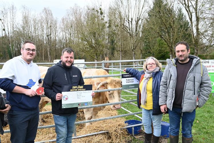 Après chaque vente, les acheteurs reçoivent une plaque, ce qui permet de prouver la provenance de la bête auprès de leurs clients. 