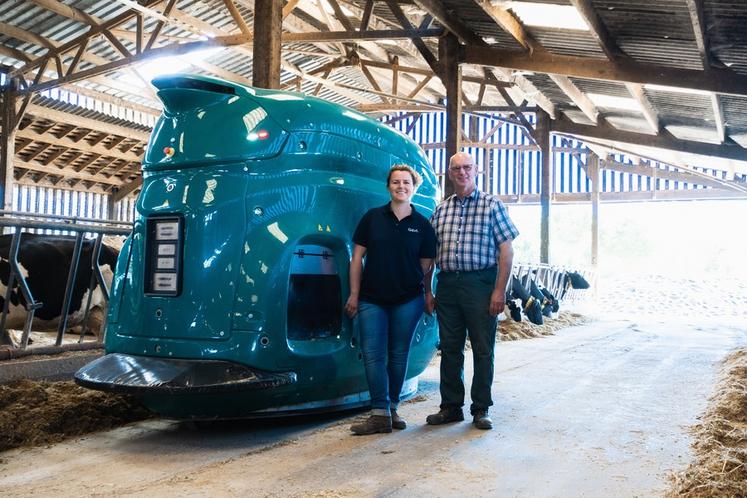 Clémence et son père Luc Poussier sont site pilote depuis juin 2022. Des échanges permanents entre ces éleveurs du Calvados et GEA Farm Technologies permettent d'améliorer la machine en continu.