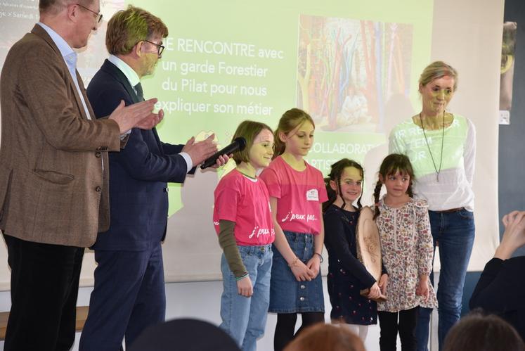 Les élèves de l'école Saint-François-Régis (Auvergne-Rhône-Alpes) ont reçu le Premier prix du concours La Forêt s'invite à l'école.