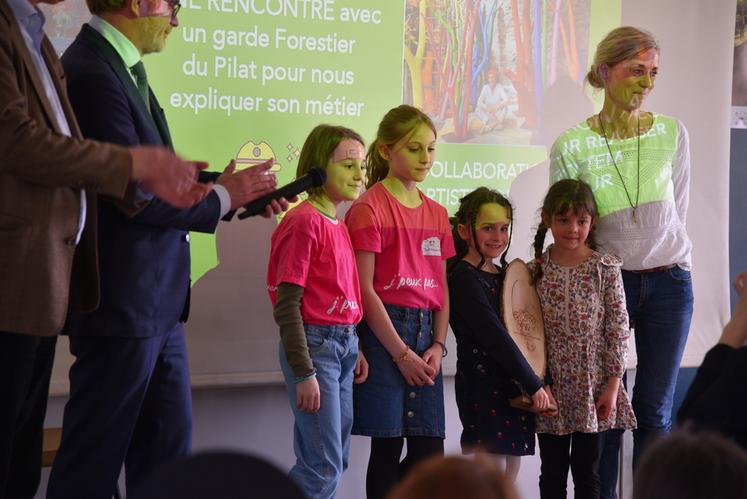 Les élèves de l'école Saint-François-Régis (Auvergne-Rhône-Alpes), Premier prix du concours La Forêt s'invite à l'école, jeudi 21 mars à Paris.