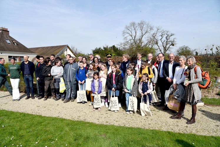 Jeudi 21 mars à Paris. Les lauréats, leurs enseignants, les élèves de l'École Du Breuil font une photo de groupe avec le ministre de l'Agriculture et de la Souveraineté alimentaire, Marc Fesneau.