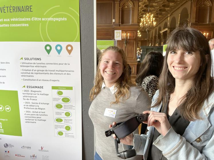 Marine Denis, ingénieure de recherche et praticienne hospitalière pour les animaux de production à l'Enva, et Margaux Gelin, chargée de mission élevage à la chambre d'Agriculture d'Île-de-France, présentent leur innovation, lauréate du trophée Coup de cœur.