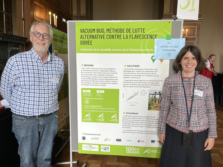 Jean-Paul Douzals, de l'Inrae Montpellier, et Ana Chavarri, conseillère à la chambre d'Agriculture des Bouches-du-Rhône, ont présenté le Vacuum Bug, un aspirateur à cicadelles.