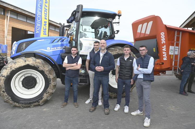 Mercredi 20 mars, à Amilly. Les quatre étudiants du BTSA GDEA ont présenté le T6 Methane Power de New Holland, accompagnés du représentant de la marque, Nicolas Morel.