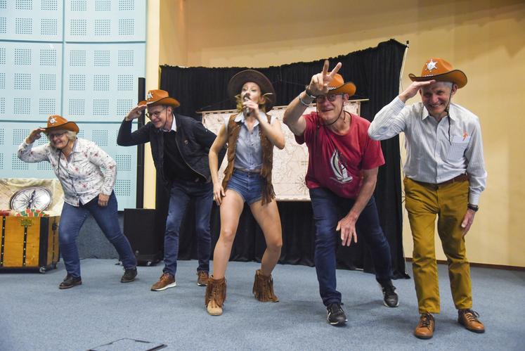 Mardi 19 mars, à Chartres. Quelques anciens ont été invités sur scène par les danseuses d'Étinc'elles pour improviser quelques pas de danse country.