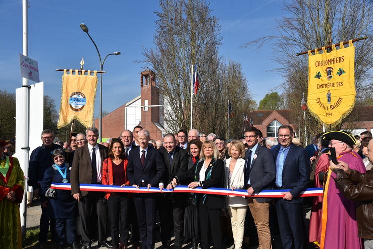 Coulommiers, vendredi 22 mars, 10 heures. La foire est officiellement inaugurée. Franck Riester, Guillaume Gomez, Sarah Esmieu et Laurence Picard coupent le ruban, entourés d'élus et responsables professionnels. 