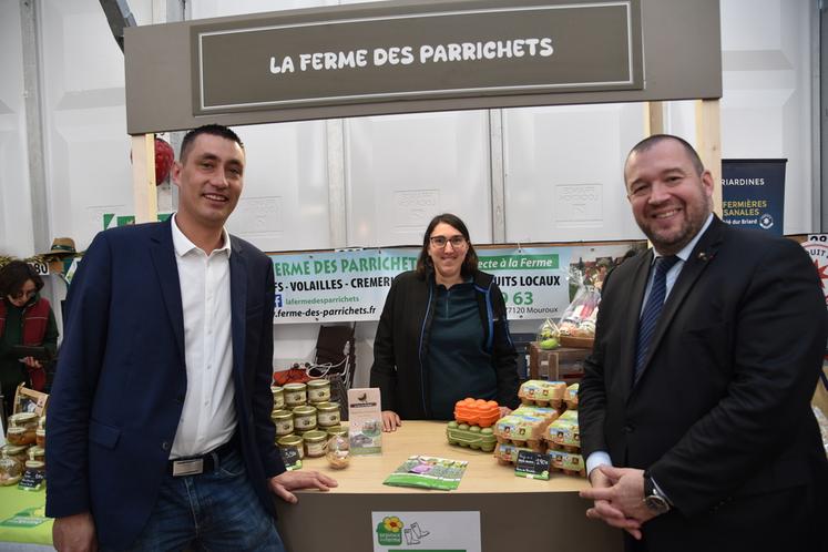 Une allée spéciale, mise en place par la chambre d'Agriculture de région Île-de-France, mettait en avant les producteurs locaux comme la Ferme des Parrichets à Mouroux. Sur notre photo, Samuel Vandaele, Vanessa Guerin et Guillaume Gomez.