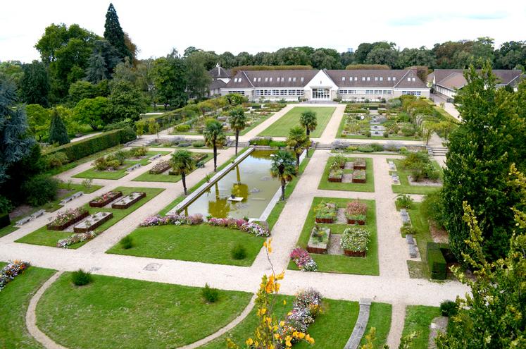 L'École Du Breuil est située au bord du bois de Vincennes, à Paris.