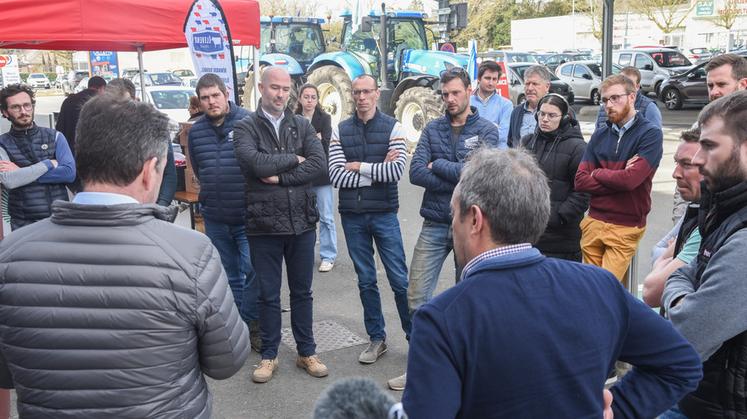 Mercredi 20 mars, à Saint-Denis-Lanneray. Les échanges ont été courtois entre le directeur de l'enseigne Leclerc (de dos à g.) et les agriculteurs.