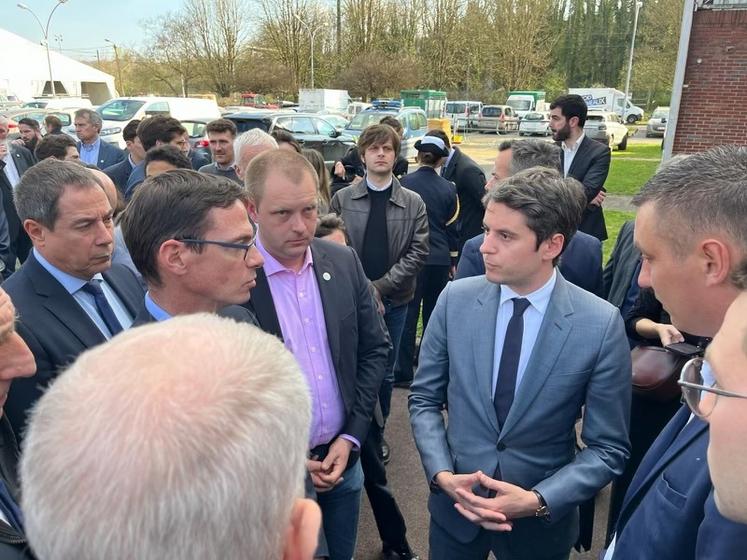 Coulommiers, vendredi 22 mars. Les responsables professionnels agricoles se sont entretenus avec le Premier ministre avant qu'il ne sillonne les allées de la foire.