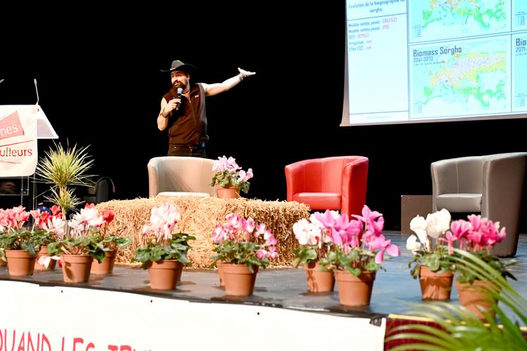 À Nemours (Seine-et-Marne), le 16 février. Le docteur en agroclimatologie Serge Zaka a donné une conférence lors de l'assemblée générale des JA de Seine-et-Marne.