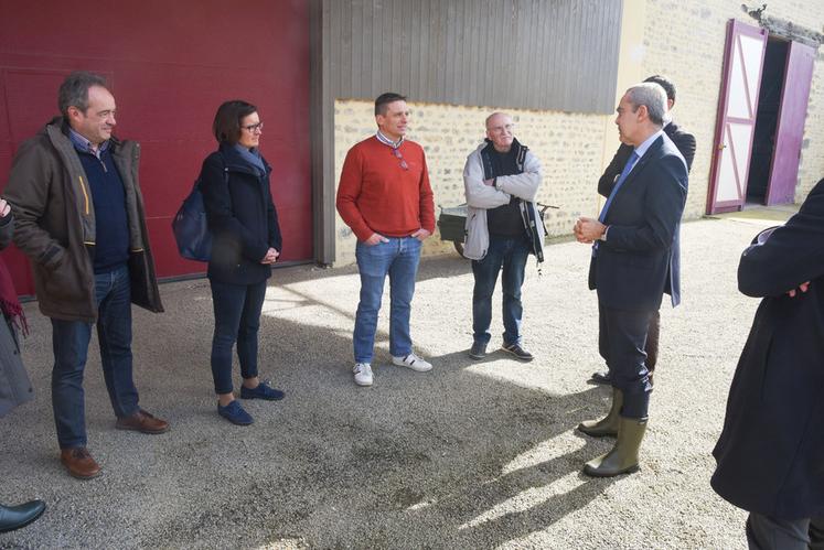 Lundi 18 mars, à Mérouville (Eure-et-Loir). Le préfet, Hervé Jonathan (à d.), s'est intéressé à tous les aspects de l'exploitation de Rodolphe Couturier (au c.).