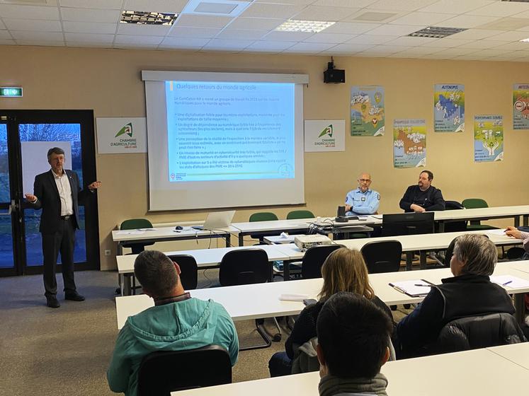 Lundi 18 mars, à Blois. La chambre d'Agriculture de Loir-et-Cher a organisé une conférence sur la cybersécurité en présence de Thierry Autret, expert cybersécurité, et du lieutenant-colonel Fabrice Jeanjean. 