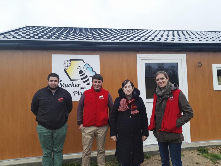 Mardi 26 mars, à Neung-sur-Beuvron. Mireille Higinnen-Bier, sous-préfète de Romorantin, est venue visiter l'exploitation de plantes aromatiques de Jeanne Hermant, en présence de Fabien Bourgueil, président de JA 41.
